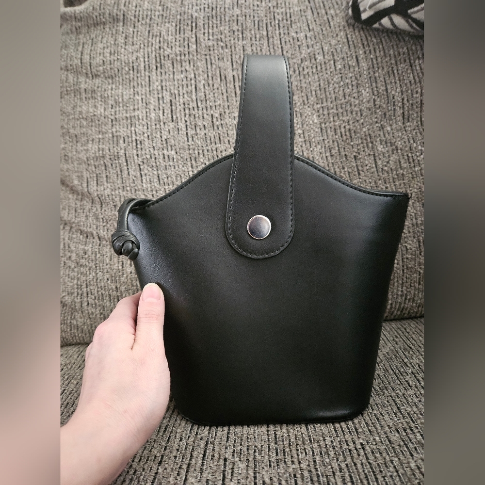 No boundaries bucket handbag